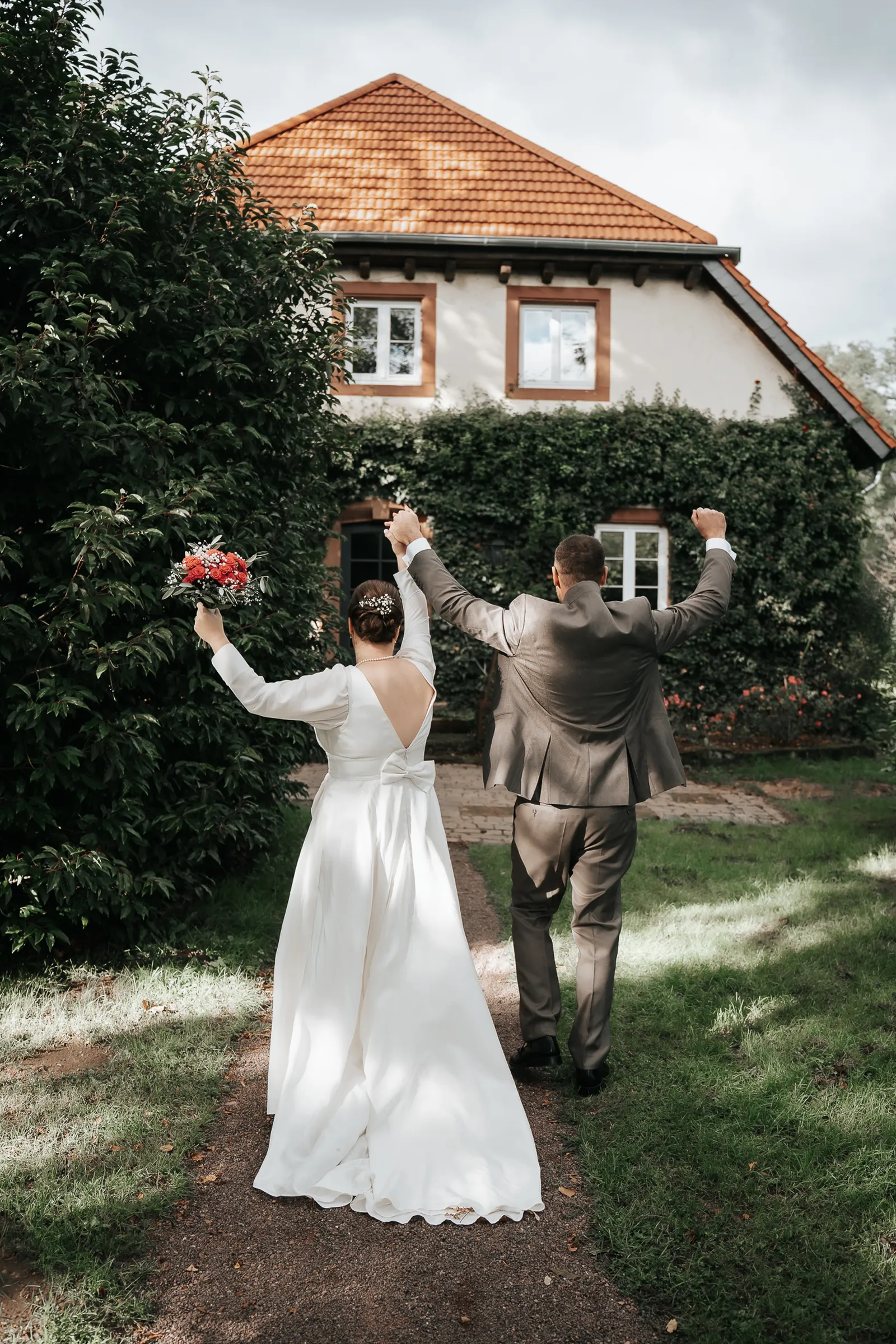Hélène und Massimo werden nach der Trauung gefeiert – Abmarsch unter Applaus und Glückwünschen – fotografiert by SB Snaps, Hochzeitsfotograf im Saarland