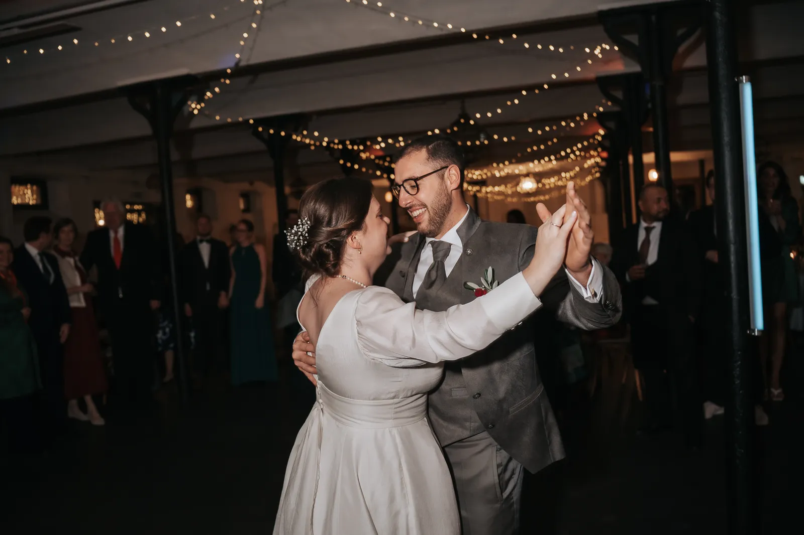 Brauttanz von Hélène & Massimo am Linslerhof – stimmungsvoller Moment des Hochzeitstanzes – fotografiert by SB Snaps, Hochzeitsfotograf im Saarland