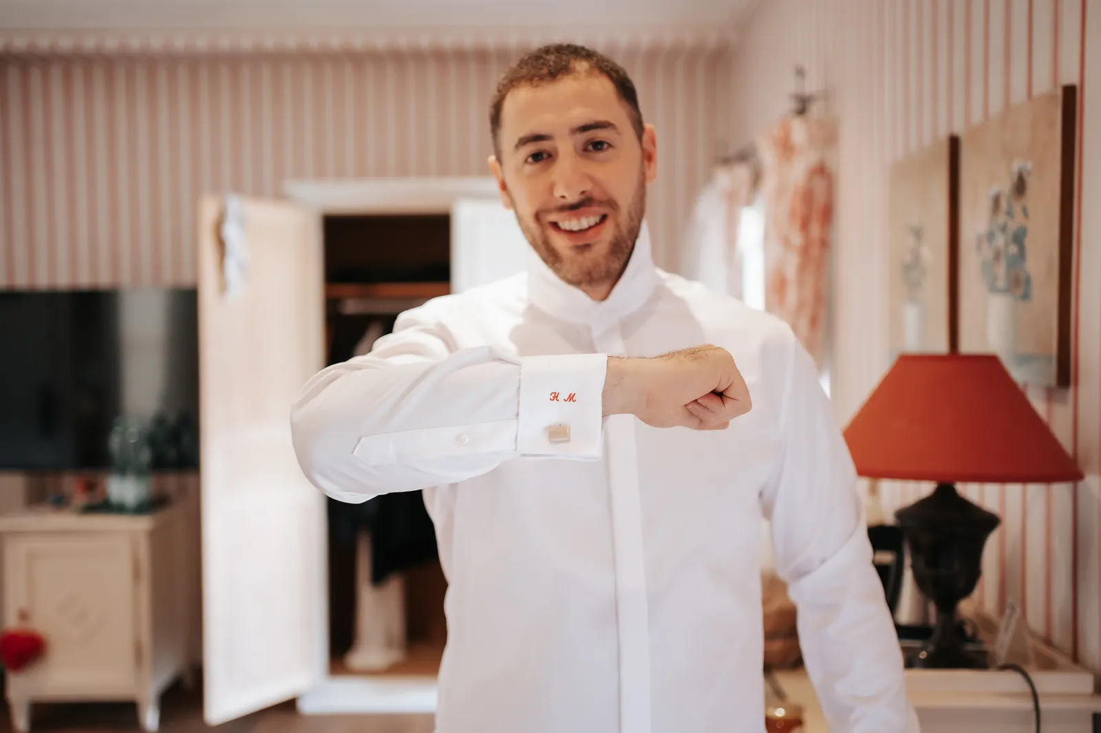Detailaufnahme der Manschette mit eingestickter H&M-Gravur beim Bräutigam-Morning Get Ready – fotografiert by SB Snaps, Hochzeitsfotograf im Saarland