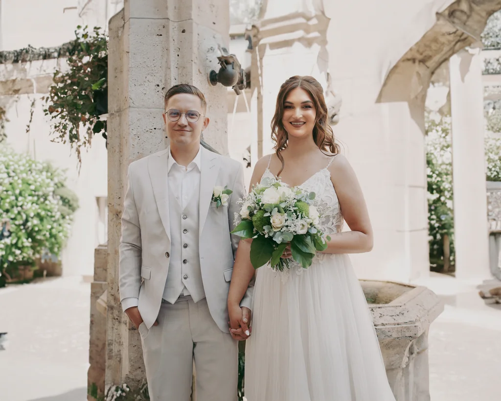 Hochzeitsfotografie Brautpaarshooting vor dem Brunnen am Standesamt Bochum von Saemi Han - Hochzeitsfotografin im Saarland