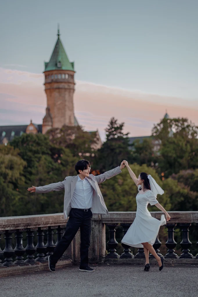 Hochzeitsfotografie Brautpaarshooting Tanz am Point Adolphe in Luxemburg von Saemi Han - Hochzeitsfotografin im Saarland