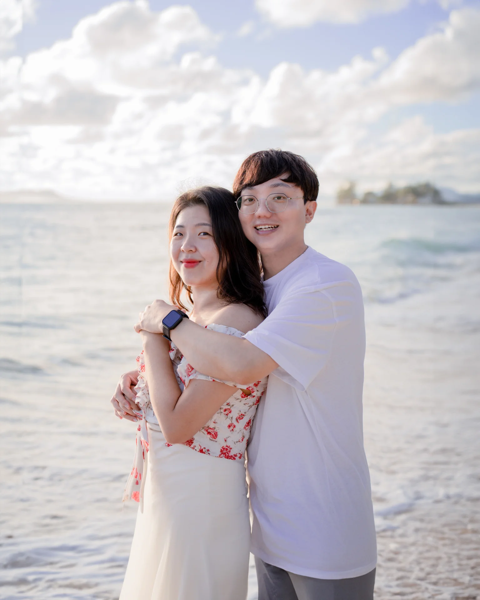 Pre-Wedding-Foto eines Brautpaares beim Shooting in Hawaii, romantische Hochzeitsfotografie mit exotischem Flair