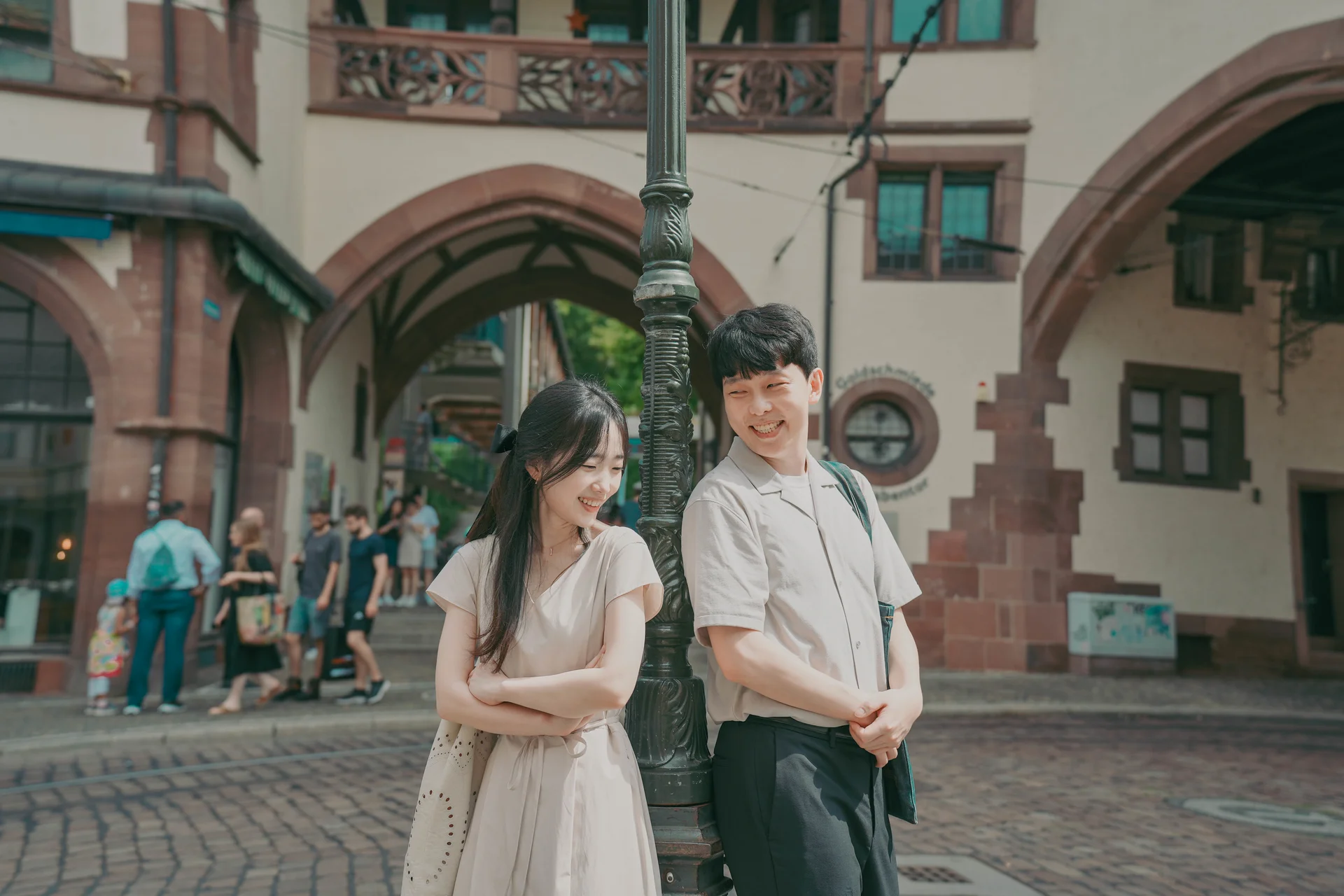 Portraitfotos beim Paarshooting in Freiburg am berühmten Schwabentor