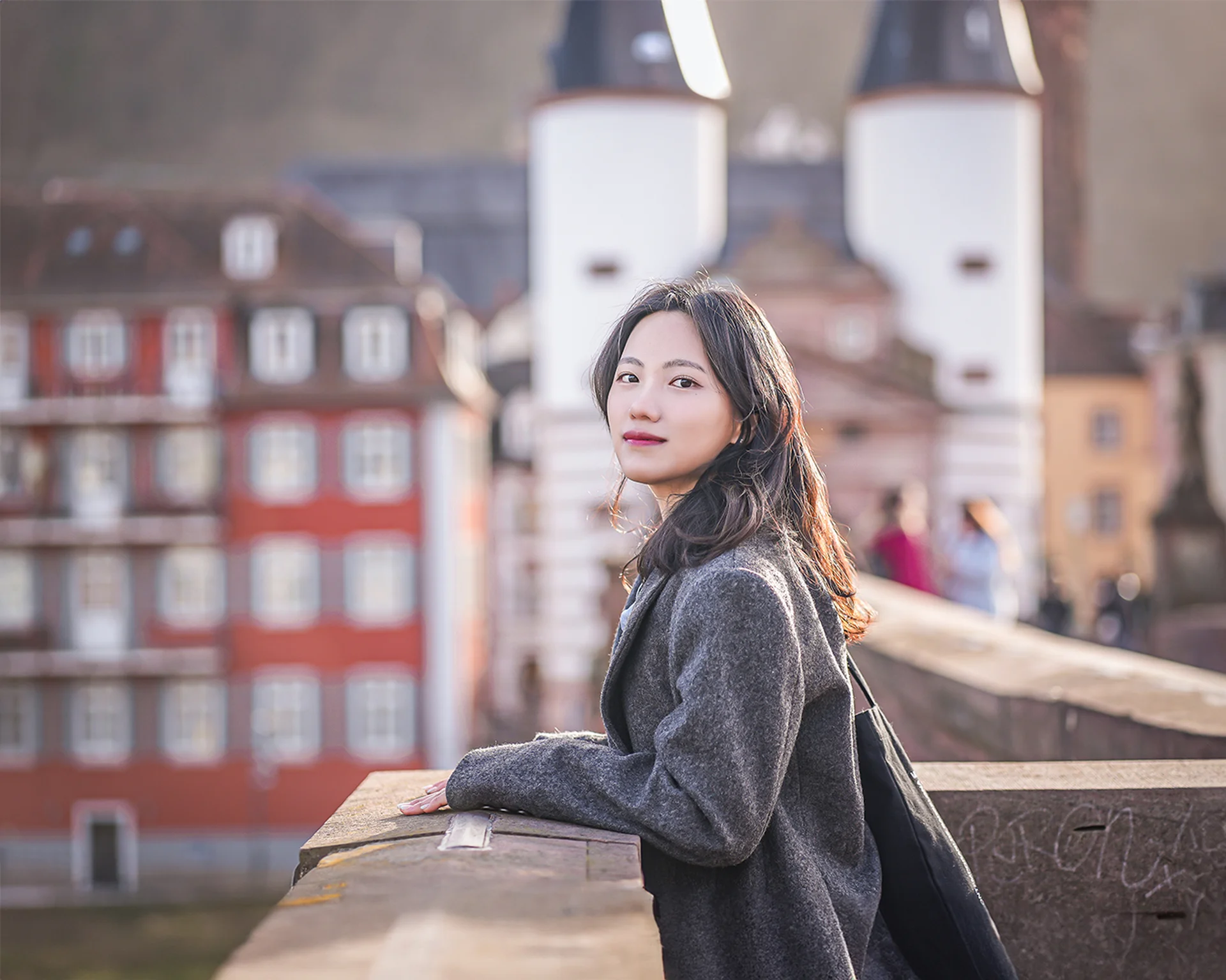 Portraitfotos beim City Snaps Paarshooting in Heidelberg City auf der alten Brücke (Karl Theodor Bruecke)