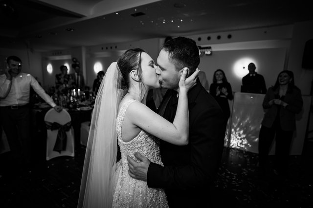 Hochzeitsfoto Küssendes Brautpaar beim Brautpaartanz Intro von SB Snaps - Hochzeitsfotografie im Saarland